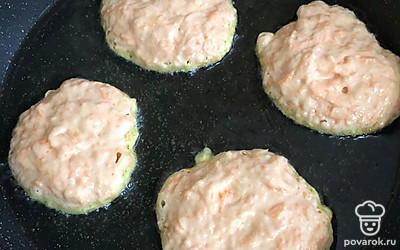 На сковороде нагрейте необходимое количество растительного масла. Его я не учитываю в рецепте, так как можно жарить оладьи и на антипригарной сковороде без смазывания. Кто желает с маслом, то знает примерно на глаз, сколько его потребуется.