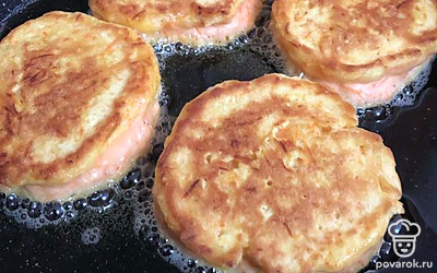 Обжаривайте оладьи с двух сторон.