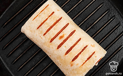 Сковороду гриль поставьте на огонь. Как разогреется, добавьте немного масла и пйоложите приготовленный лаваш. Для лучшей обжарки сверху поставьте небольшой груз ( например тарелку)