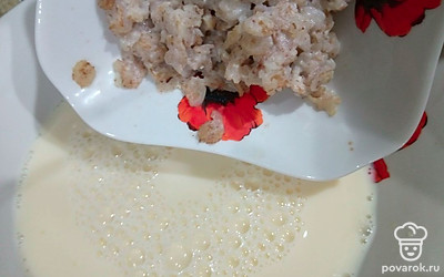 Добавьте молоко, овсяную кашу и хорошо перемешайте.