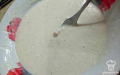 Порционно добавьте просеянную муку, перемешайте. В самом конце добавьте соду. Получится консистенция жидкой сметаны.