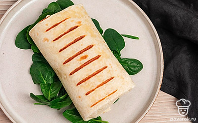 Обжарив с одной стороны, аккуратно переверните на другую. И повторите действия.