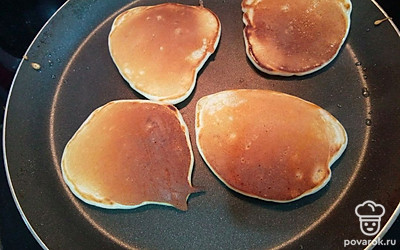 Разогрейте растительное масло и выложите ложкой смесь. Обжаривайте с каждой стороны примерно по 1 минуте до золотистого цвета. 