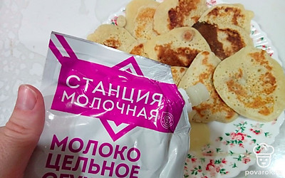 Дайте оладушкам немного остыть, полейте сгущенным молоком. Приятного аппетита!