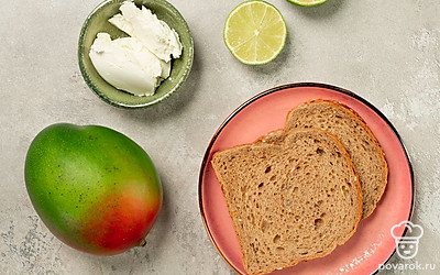 Манго вымойте, очистите от кожицы, удалите косточку, нарежьте на длинные тонкие дольки. Мяту для подачи вымойте, обсушите на бумажном полотенце, отделите листики от стебля. Из апельсина и банана приготовьте смузи для подачи.