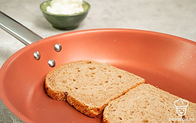 Обжарьте хлеб. На сухую раскаленную сковороду выложите кусочки хлеба и обжаривайте в течение 7-10 минут с каждой стороны до румяной корочки.