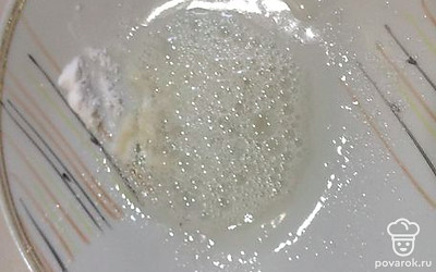 Соду погасите соком лимона, добавьте в тесто.