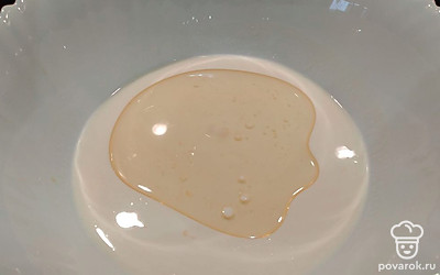 Добавьте растительное масло, перемешайте. 