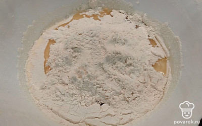 Всыпьте муку, перемешайте.