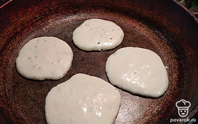 Жарьте оладьи на раскаленной сковороде с двух сторон.