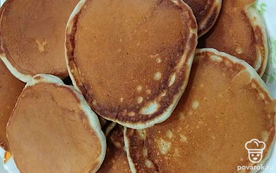 Подавайте оладьи к чаю или кофе. Можно дополнить их джемом.