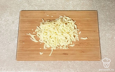 Сыр натрите на крупной терке.