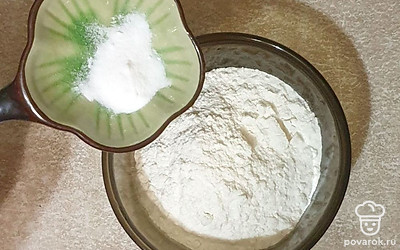 К муке добавьте разрыхлитель, соль и перемешайте.