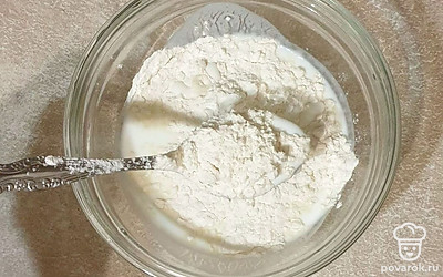 В миску влейте кефир и просейте муку с разрыхлителем и солью. Перемешайте.