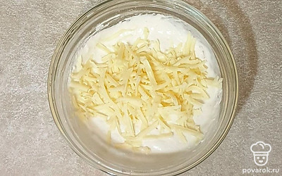 В тесто всыпьте тертый сыр, перемешайте.