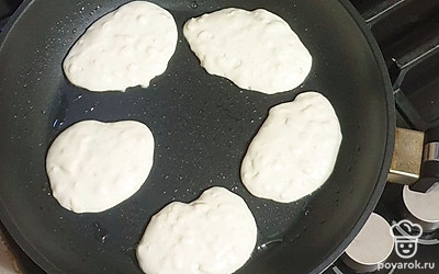 На разогретую сковороду выложите тесто, формируя оладьи. Обжарьте с каждой стороны 3-4 минуты на небольшом огне.