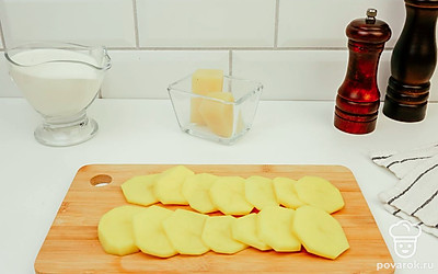 Картофель нарежьте на круги.