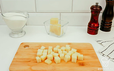 Нарежьте сыр кубиками.