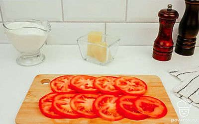 Помидоры нарежьте кружочками.