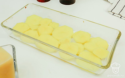 Форму для запекания предварительно смажьте сливочным или оливковым маслом. Разложите на дно формы картофель.