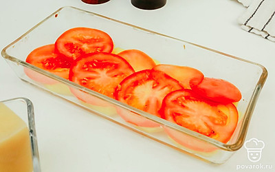 На картофель выложите нарезанные помидоры.