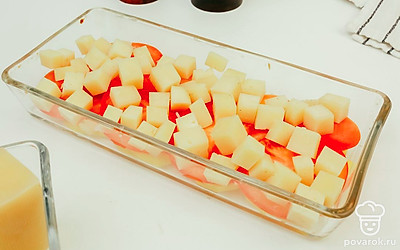 Выложите на помидоры слой из нарезанного сыра.