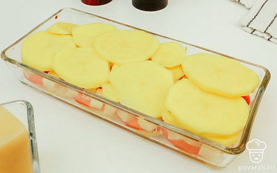 Выложите на сыр второй слой из картофеля.