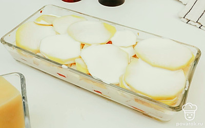 Залейте картофельную запеканку молоком, смешанным с яйцом.