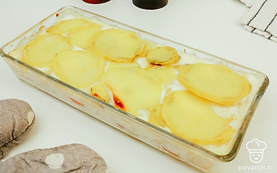 Запекайте блюдо около 50 минут. Подавайте картофельную запеканку сразу после приготовления.