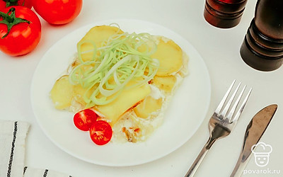 Украсьте запеканку половинками помидоров черри и зеленью.