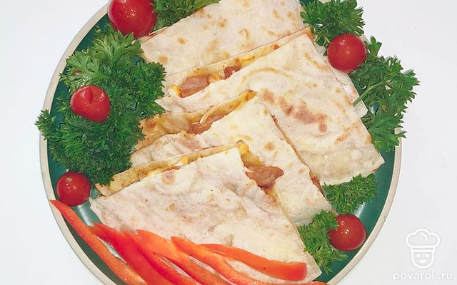 Сытная кесадилья со свининой — Рецепт с фото