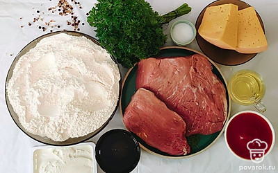 Зачистите мясо от лишнего жира, плевы и прожилок. Помойте и обсушите. Помойте и обсушите петрушку.