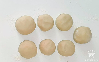 Приготовьте тортильи. Для этого в миску всыпьте муку, соль, налейте воду и замесите тесто. Разделите его на несколько шариков и отставьте в сторону отдыхать.