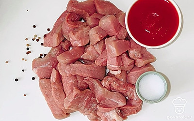 Мясо нарежьте на кусочки и отправьте жарить в разогретую сковороду с растительным маслом. Добавьте к нему томатный соус, посолите и поперчите. Жарьте до готовности.