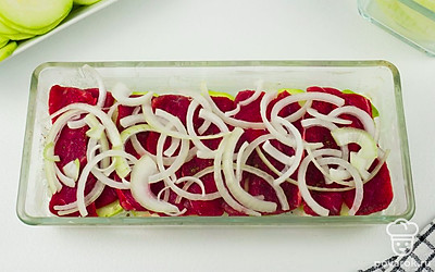 Форму для запекания смажьте растительным маслом. Ингредиенты выложите в следующей последовательности: картофель в соусе, кабачки, соль и перец по вкусу, мясо, лук и еще один слой картофеля в соусе.