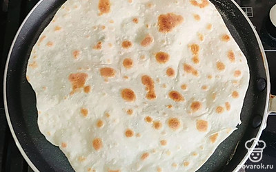 Каждый шарик теста раскатайте в пласт и поджарьте на сухой разогретой сковороде с двух сторон по 1 минуте.