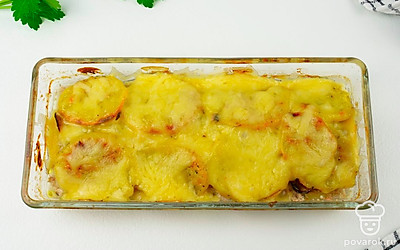 Запеканка готова. Подавайте ее горячей, присыпав мелко нарубленной петрушкой.