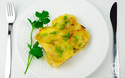 Подайте к запеканке дополнительную порцию сметанного соуса на основе сметаны, чеснока, пропущенного через пресс, соли и перца.