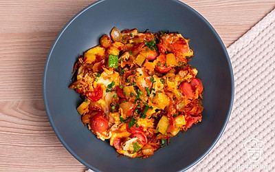 Выложите кабачки с сосисками на красивую тарелку и посыпьте свежей мелконарезанной зеленью. Приятного аппетита!