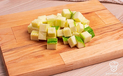 На разделочной доске отрежьте верхнюю и нижнюю части кабачка. Все остальное нарежьте маленькими кубиками. Сосиски нарежьте кружочками. Измельчите репчатый лук, натрите морковь на крупной терке.