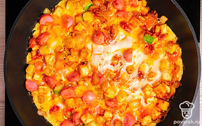 Обжаривайте кабачки с сосисками еще 10 минут до готовности.