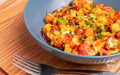 Положите порцию блюда на красивую тарелку. Кабачки с сосисками готовы!