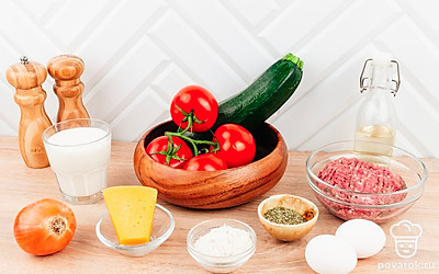 Овощи помойте и просушите бумажным полотенцем. Подготовьте ингредиенты, указанные в рецепте. Разогрейте духовку до 180 °С.