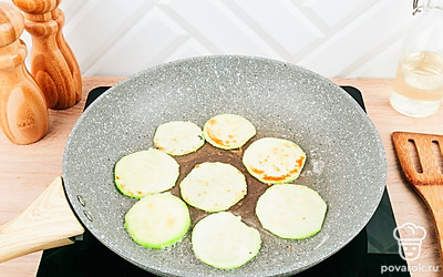 Кабачок очистите и нарежьте на кружки. Каждый кусочек обваляйте в муке. Разогрейте сквороду с растительным маслом. Обжарьте кабачки по 2-3 минуты с обеих сторон до золотистой корочки.