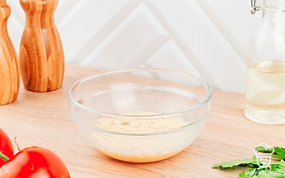 Подготовьте заправку для запеканки. В одной глубокой миске смешайте яйцо, сливки, специи, соль и перец.