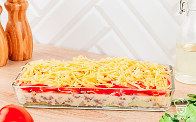 Залейте запеканку полученной смесью и обильно посыпьте сыром. Отправьте запекану в духовку на 30 минут при 180 °С.