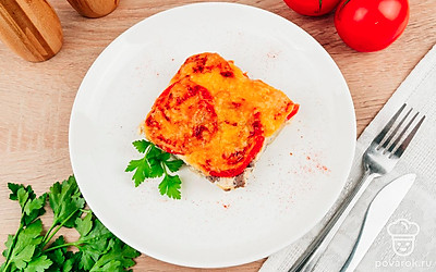 Подавайте запеканку теплой, нарезав на порционные кусочки и посыпав мелко нарубленной петрушкой.