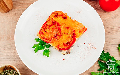 Подайте к запеканке ломтики подсушенного багета.