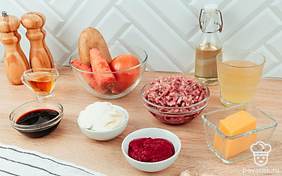 Подготовьте все ингредиенты. Помойте и очистите овощи. Очистите чеснок. Поставьте духовку на разогрев до 180 градусов.