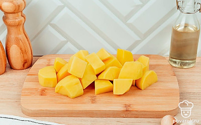 Нарежьте картофель крупными кусочками.